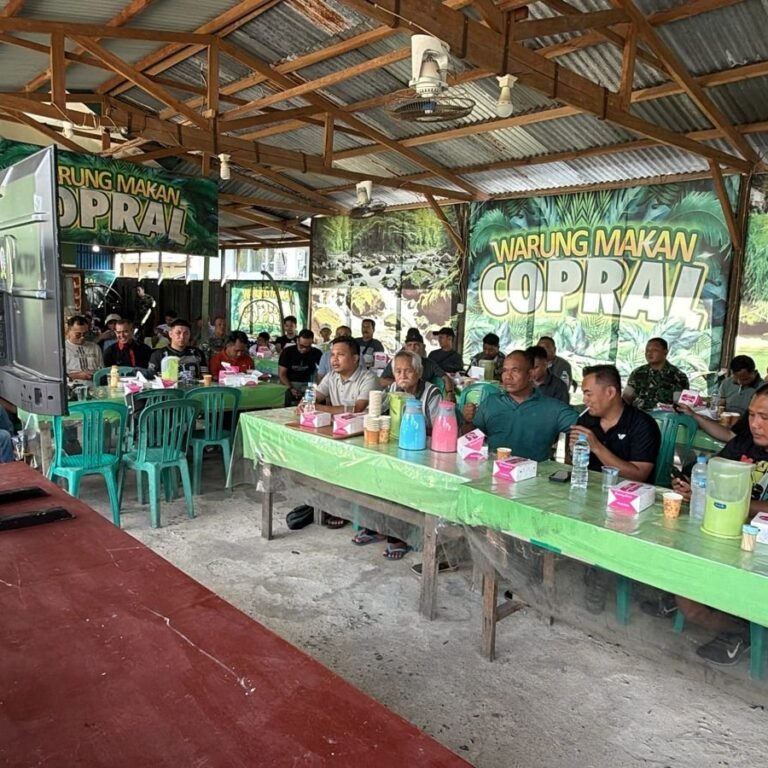 Kasdim 1203/Ketapang Pimpin Nobar Piala Dunia untuk Meningkatkan Kemanunggalan
