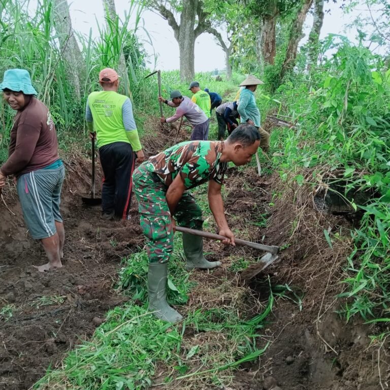 Pelda Edi Purwanto Babinsa Karang Gondang Bersama Warga Gotong Royong