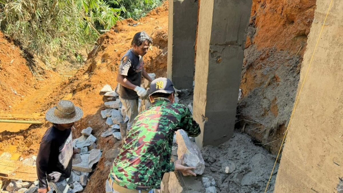 Kodim 1010/Tapin Kerjakan Jembatan Garuda untuk Masyarakat