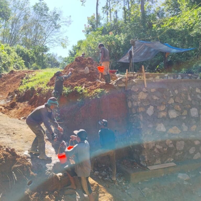 Babinsa Koramil 1010-04/Binuang: Pilar Kegiatan Gotong Royong di Desa Burakai