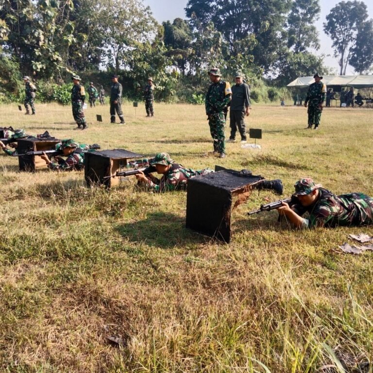 Personel Kodim 0808/Blitar Tunjukkan Kemampuan Menembak