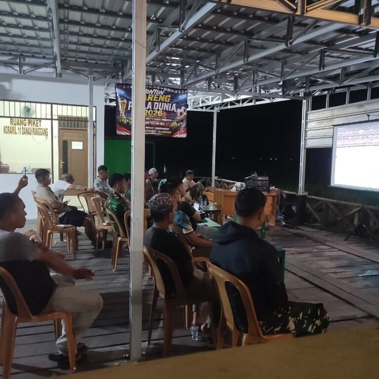 Kegiatan Nobar Sepak Bola di Hulu Sungai Utara Pereratkan Hubungan TNI-Masyarakat