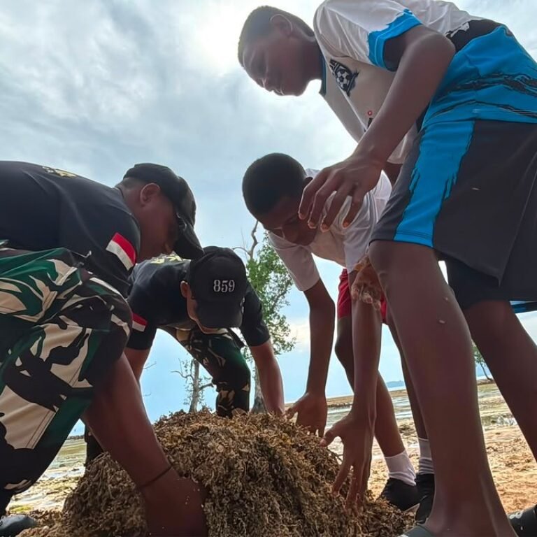 Letda Inf Hardin Pimpin Aksi Bersih Pantai Sauyas untuk Masyarakat Supiori
