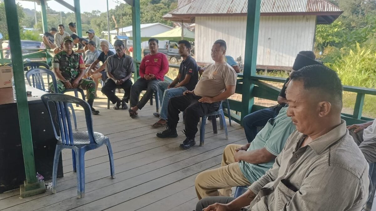 Babinsa Pantau Pemilihan Ketua RT 01 Desa Himba Lestari