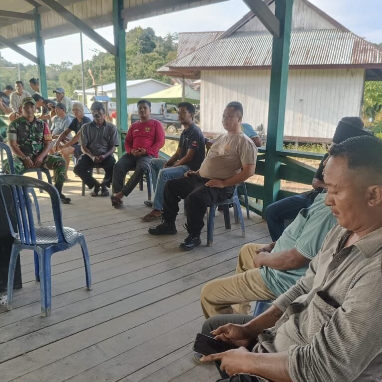 Babinsa Pantau Pemilihan Ketua RT 01 Desa Himba Lestari
