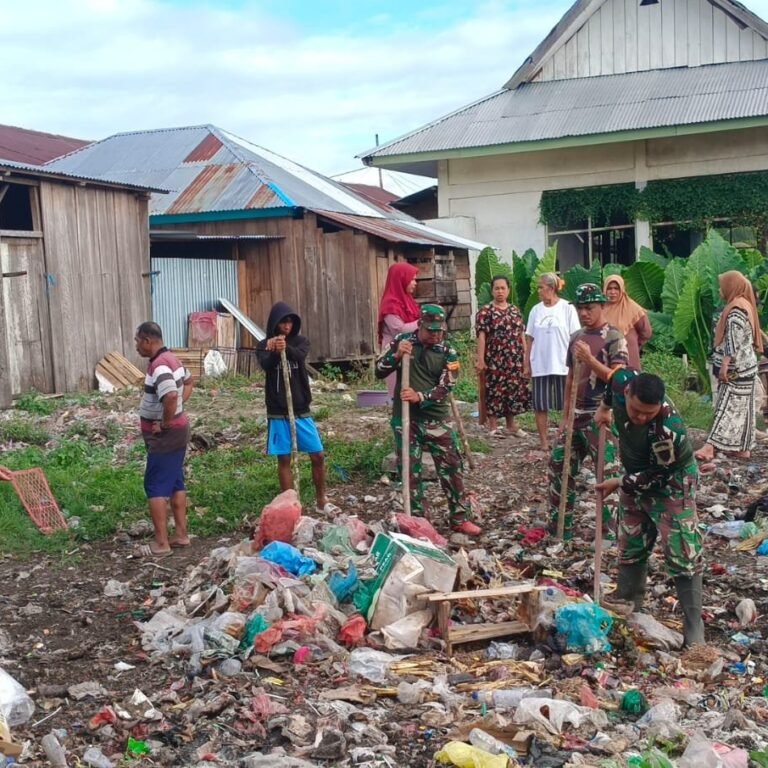 Jumat Bersih, Babinsa Koramil 1509-02/Obi dan Masyarakat Gotong Royong Bersihkan Pasar Jikotamo