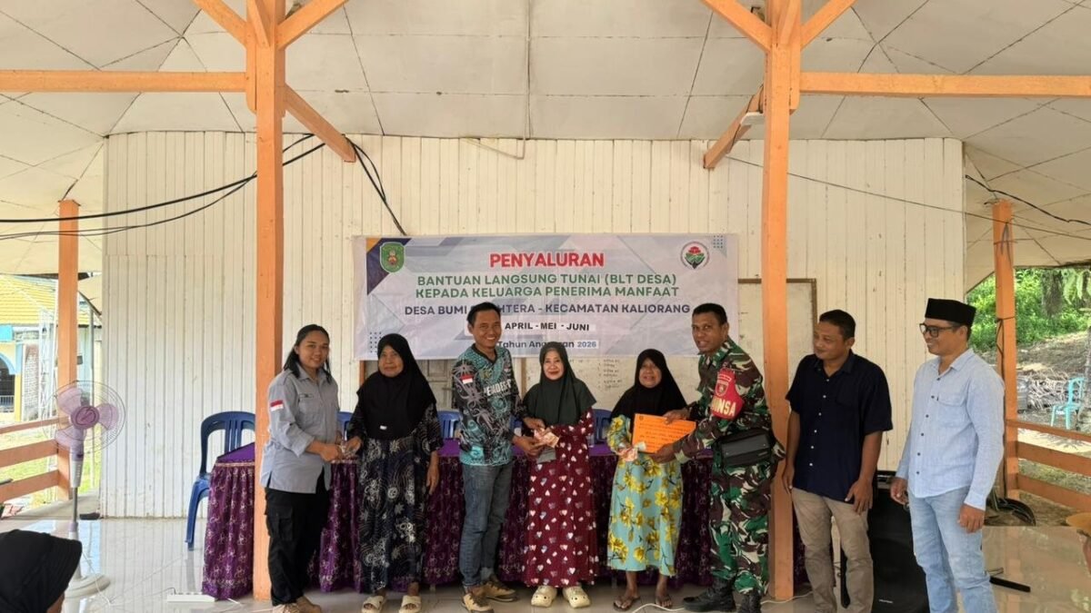 Babinsa Serka Sofyan Dampingi Penyaluran BLT-DD