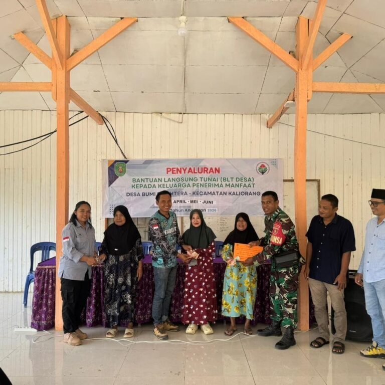 Babinsa Serka Sofyan Dampingi Penyaluran BLT-DD
