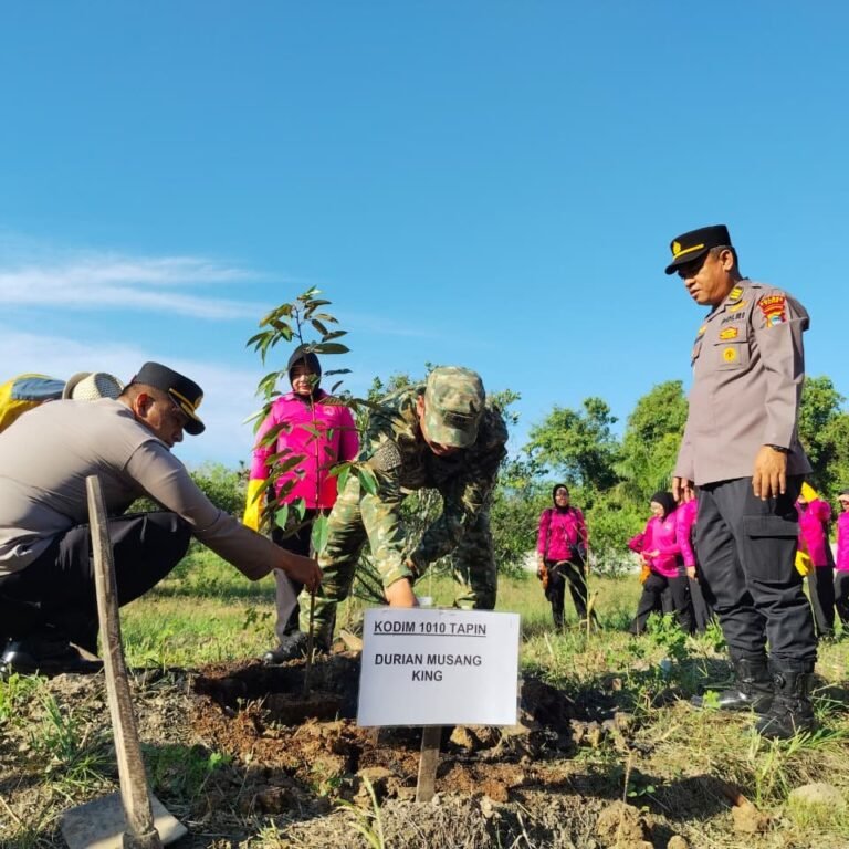 Kapolres Tapin Pimpin Penanaman Pohon Serentak Di Mapolres Tapin