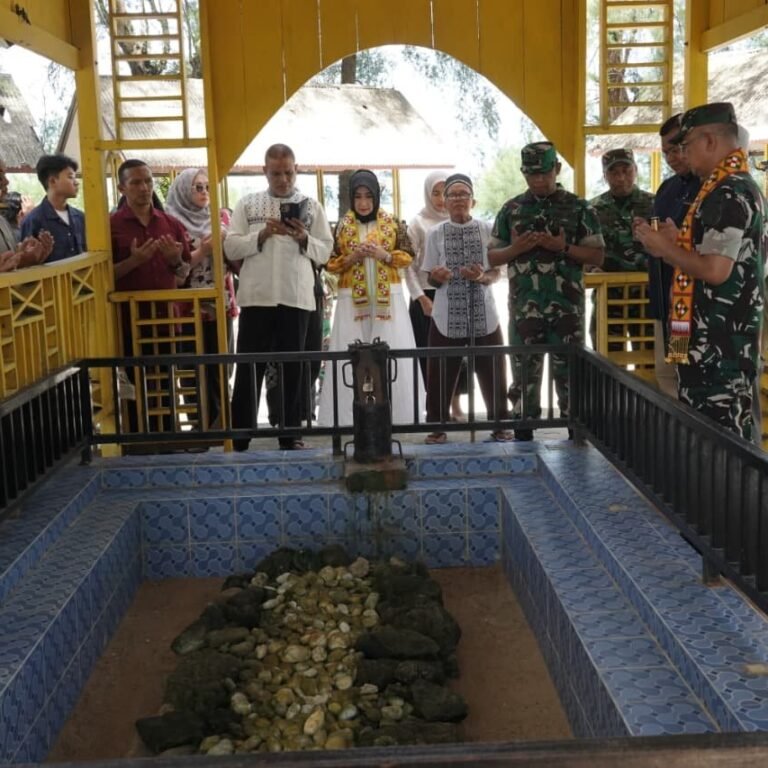 Mayjen TNI Joko Hadi Susilo Beri Santunan kepada Masyarakat