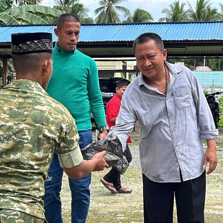 Yonif TP 859/RBK Wujudkan Toleransi dengan Bakti Sosial di Gereja Katolik