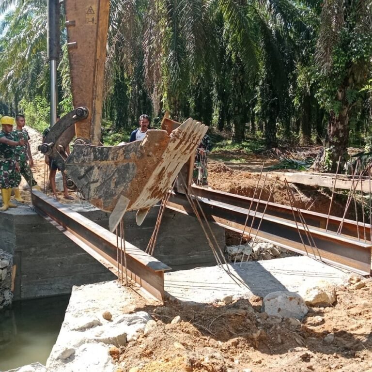 Personel Kodim 0118/Subulussalam Kerahkan Alat Berat Pasang Balok Baja H-Beam di Jembatan Garuda