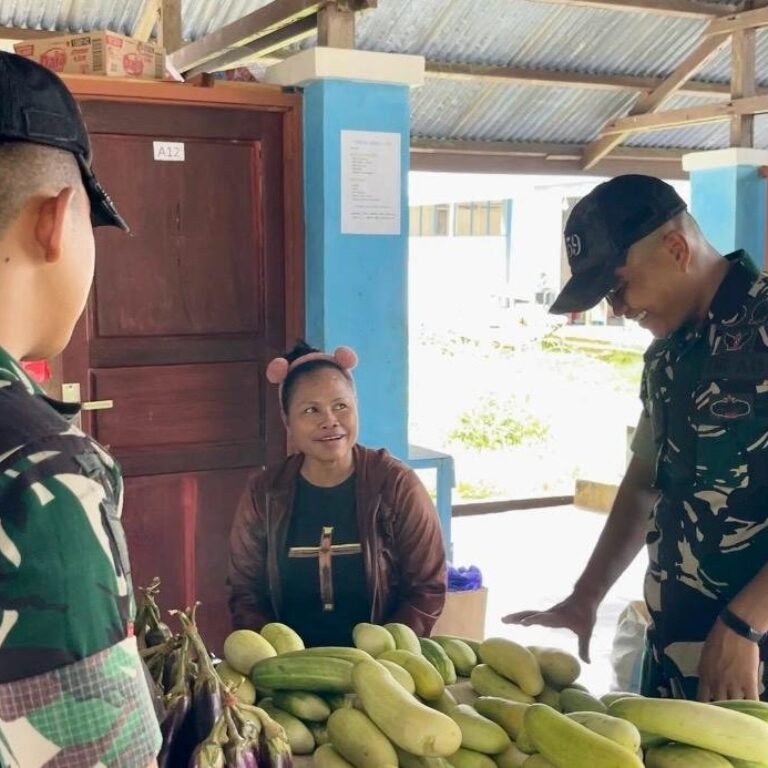 Pembelian Hasil Kebun Secara Langsung di Pasar Sentral Supiori oleh Prajurit Yonif TP 859/RBK
