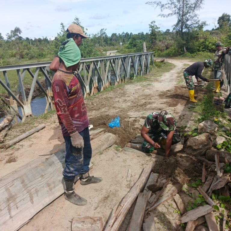 Personel Koramil 09/Trumon Turun Langsung Perbaiki Jembatan Berlubang di Perbatasan Aceh