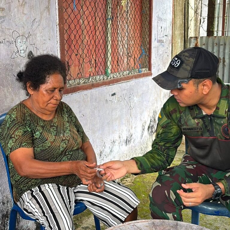 Pengobatan Keliling di Kampung Wakre: SEHATI dan Yonif TP 859/RBK Turun Ke Lapangan