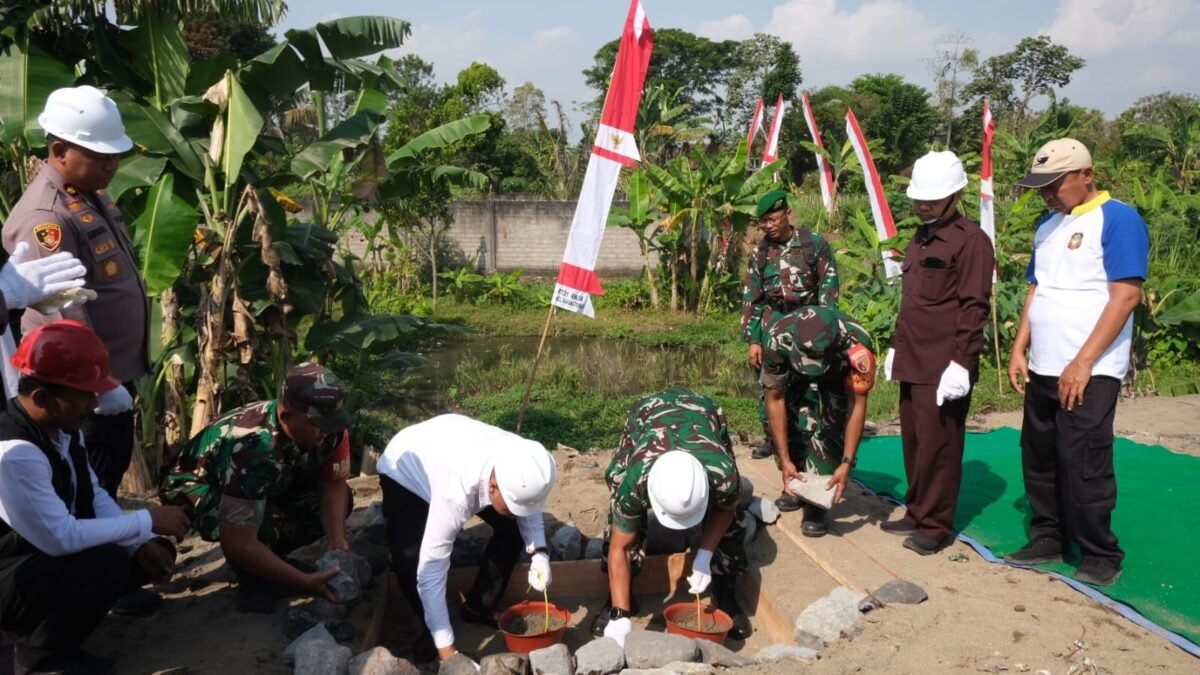 Dandim 0808/Blitar dan Forkopimda Blitar Letakkan Batu Pertama Jembatan Garuda
