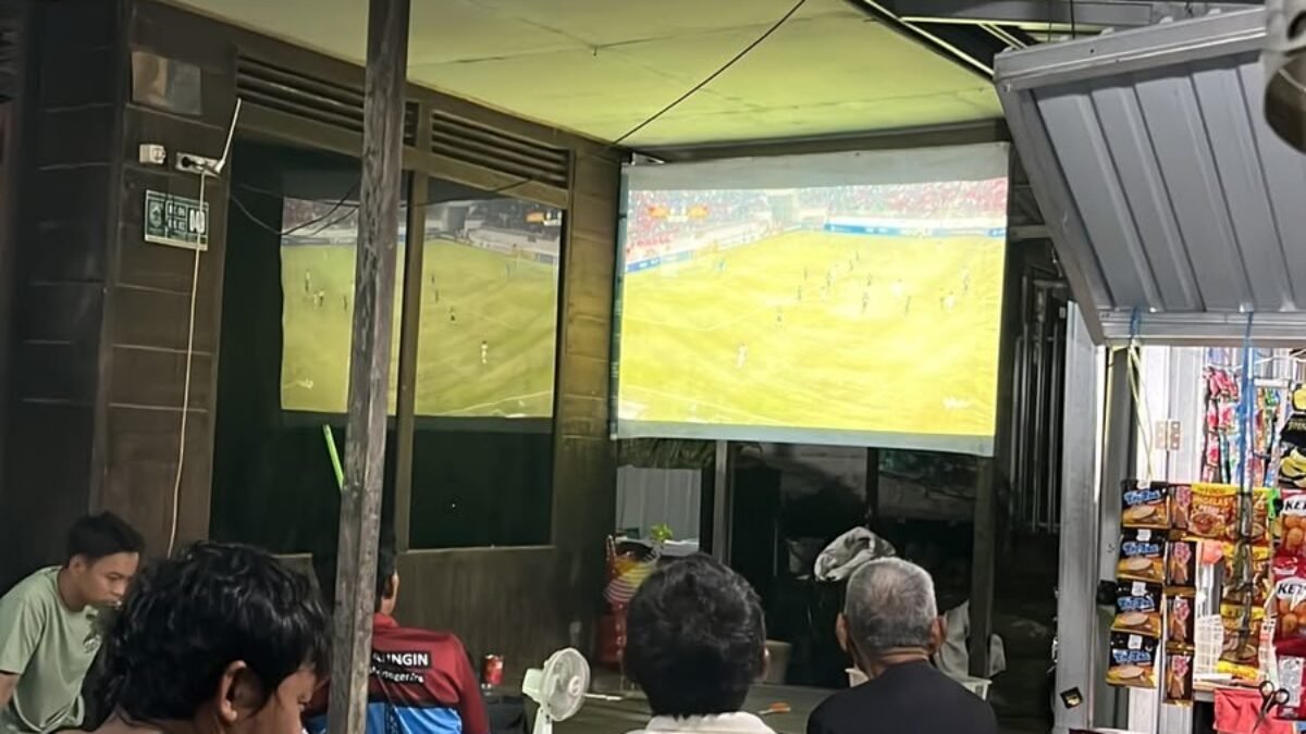 Masyarakat Balangan Bersatu Menonton Sepak Bola Bersama Koramil 1001-01/Juai