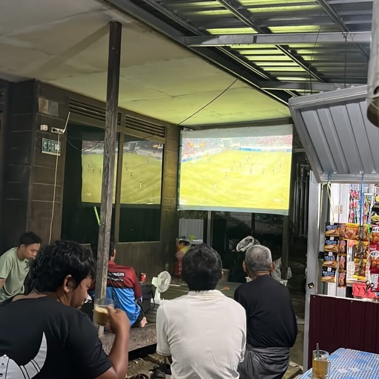 Masyarakat Balangan Bersatu Menonton Sepak Bola Bersama Koramil 1001-01/Juai