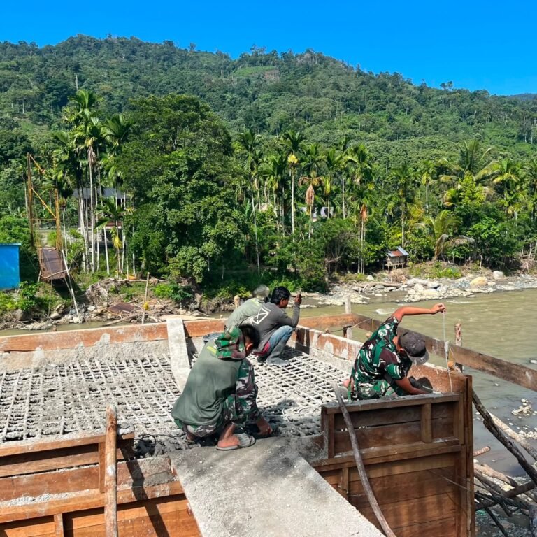 Dandim 0116/ Nagan Raya Beri Semangat Satgas TNI Jembatan Gantung Perintis Garuda