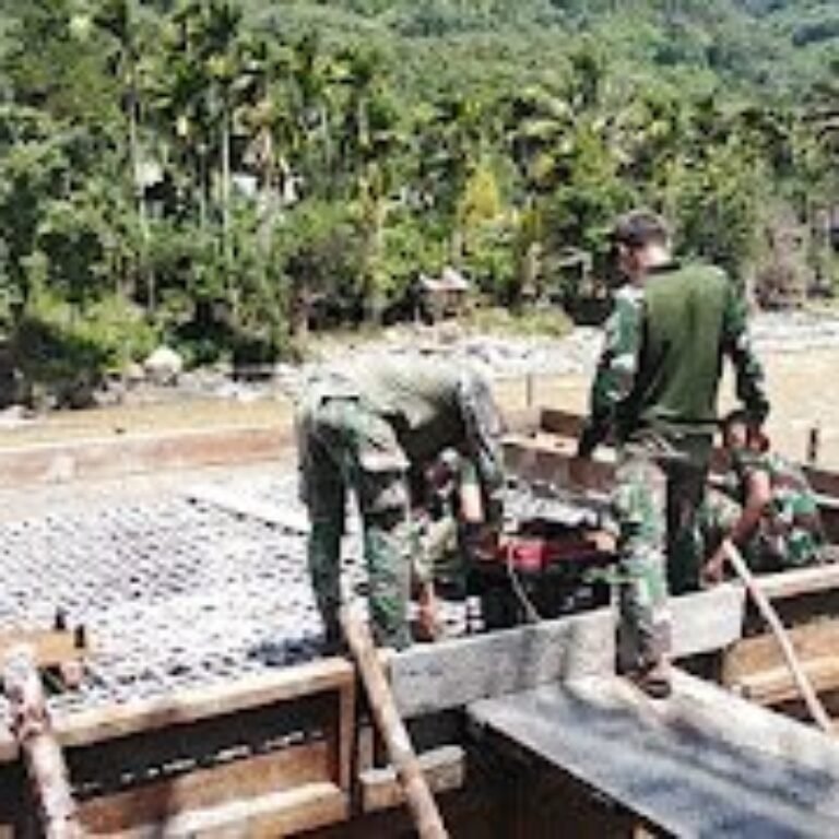 Prajurit TNI Satgas Jembatan Gantung Perintis Garuda Bahu-Membahu dengan Masyarakat