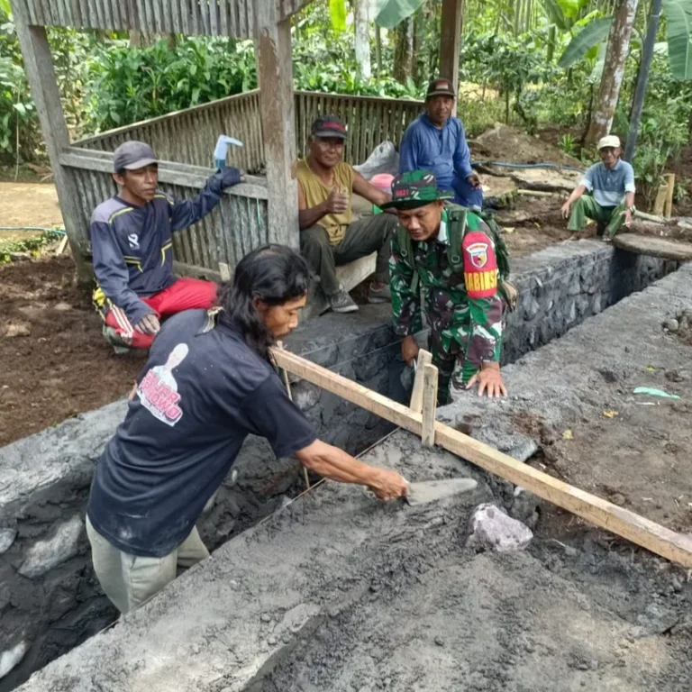 Kopka Mustaji Babinsa Desa Kertowono Berkontribusi pada Pembangunan Desa