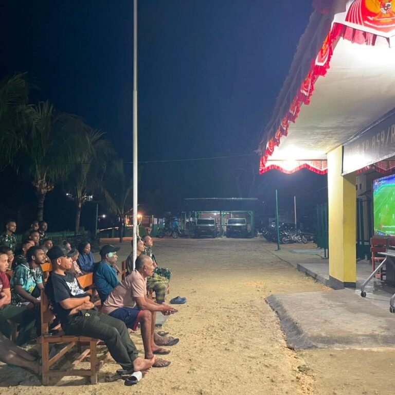 Semangat Kebersamaan Prajurit Yonif TP 859/RBK dan Masyarakat Supiori dalam Nonton Bareng