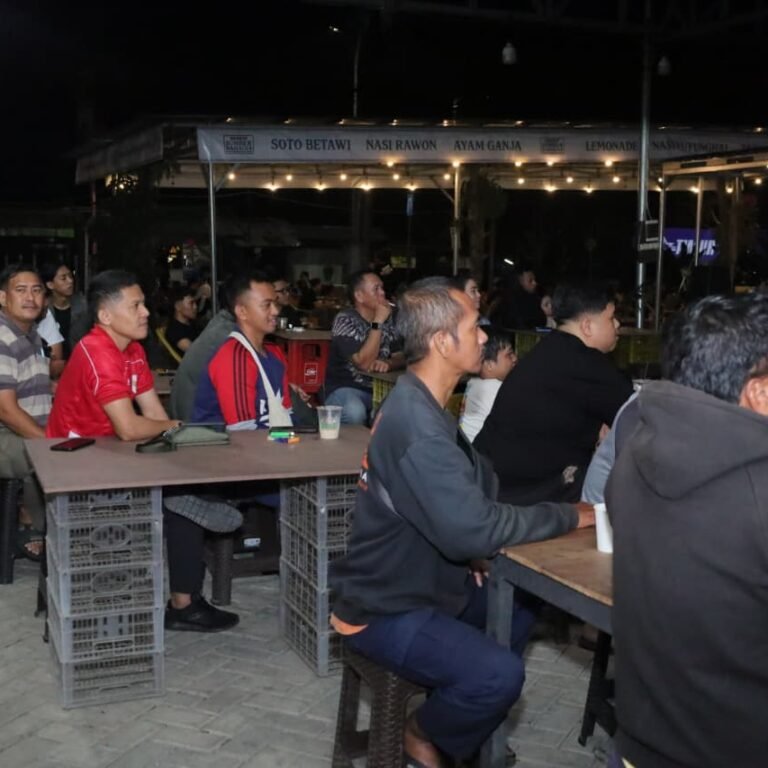 Antusias Saksikan Piala Dunia, Warga dan Personel Kodim Banjar Nikmati Kebersamaan Tanpa Sekat