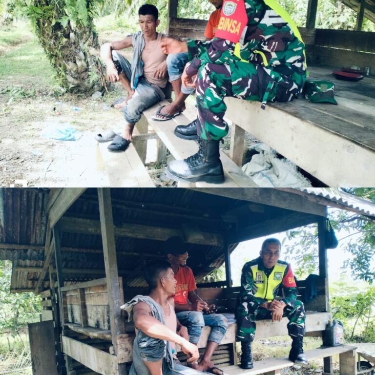 Duduk Bersama Warga di Gubuk Kebun, Babinsa Perkuat Kedekatan dengan Masyarakat
