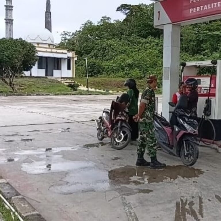 Babinsa Panga Laksanakan Pengamanan SPBU Alue Piet, Dukung Kelancaran Distribusi BBM di Aceh Jaya