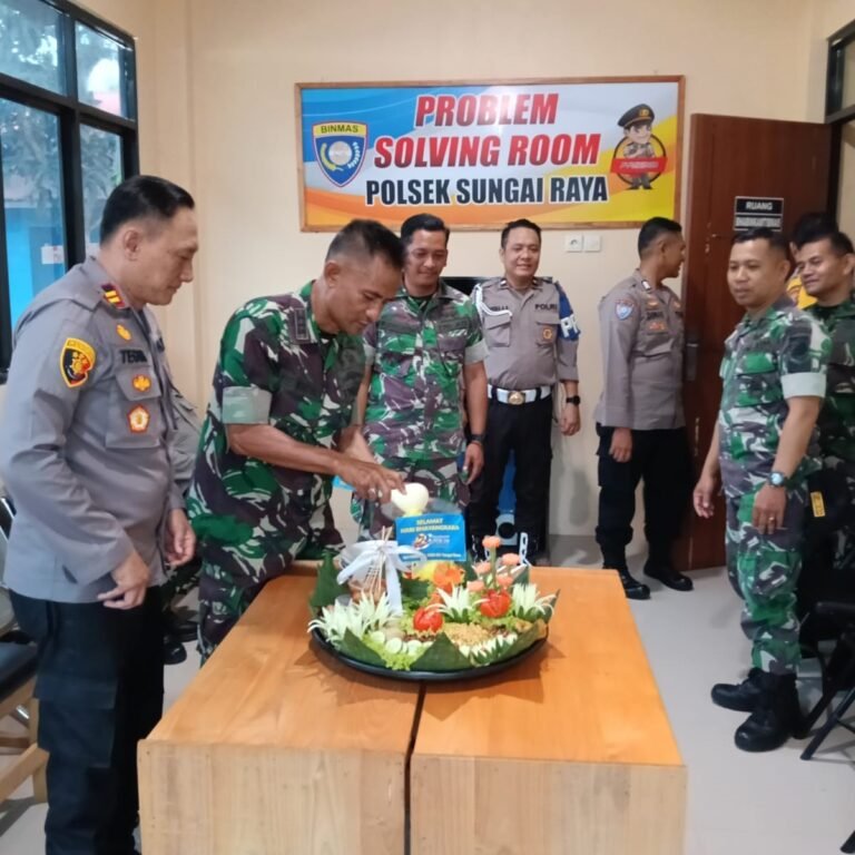 Penuh Keakraban, TNI Sambangi Mapolsek di HSS Rayakan HUT Bhayangkara ke-80