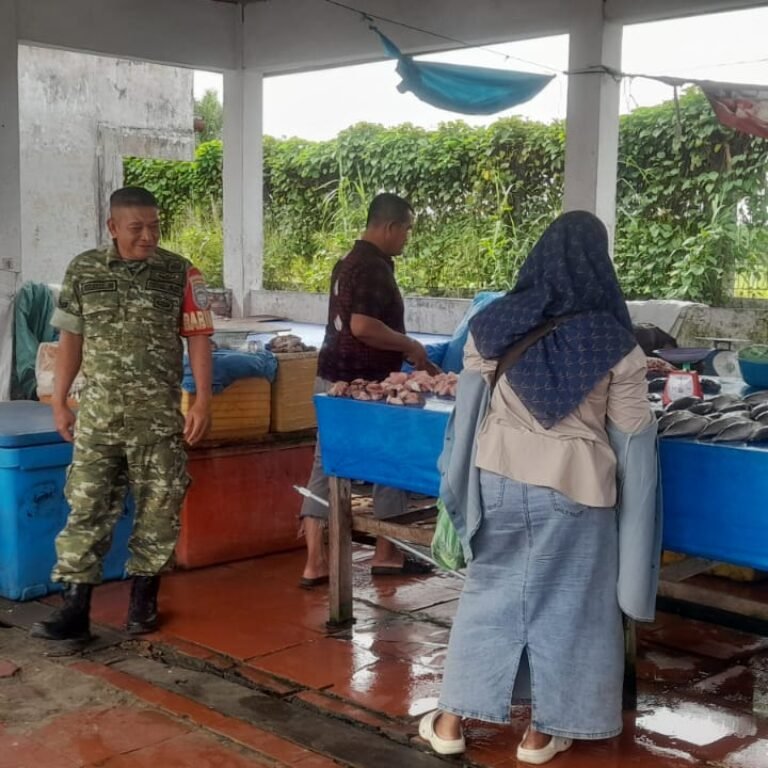 Babinsa Aceh Jaya Pantau Keamanan dan Ketertiban Pasar Rakyat Teunom