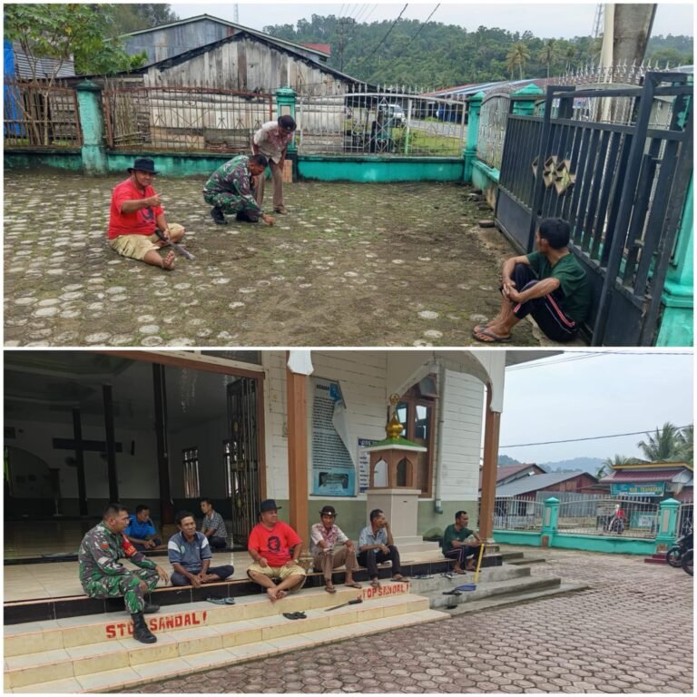 Babinsa dan Warga Teupah Barat Gotong Royong Bersihkan Pekarangan Masjid di Simeulue