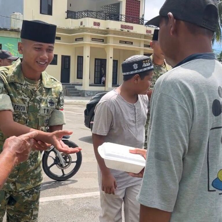 Prajurit Yonif TP 859/RBK Bersihkan Masjid dan Berbagi dalam Program SEJUK di Supiori