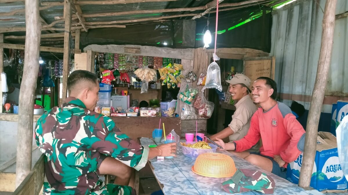 Jaga Kondusivitas Wilayah, Babinsa Kendawangan Gelar Komsos Bersama Warga