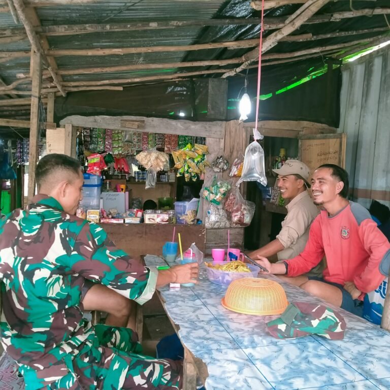 Jaga Kondusivitas Wilayah, Babinsa Kendawangan Gelar Komsos Bersama Warga