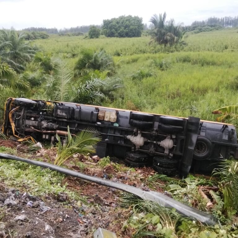 Truk Tangki CPO Terguling di Panga Aceh Jaya, Diduga Sopir Mengantuk Saat Melintas di Kepala Jembatan