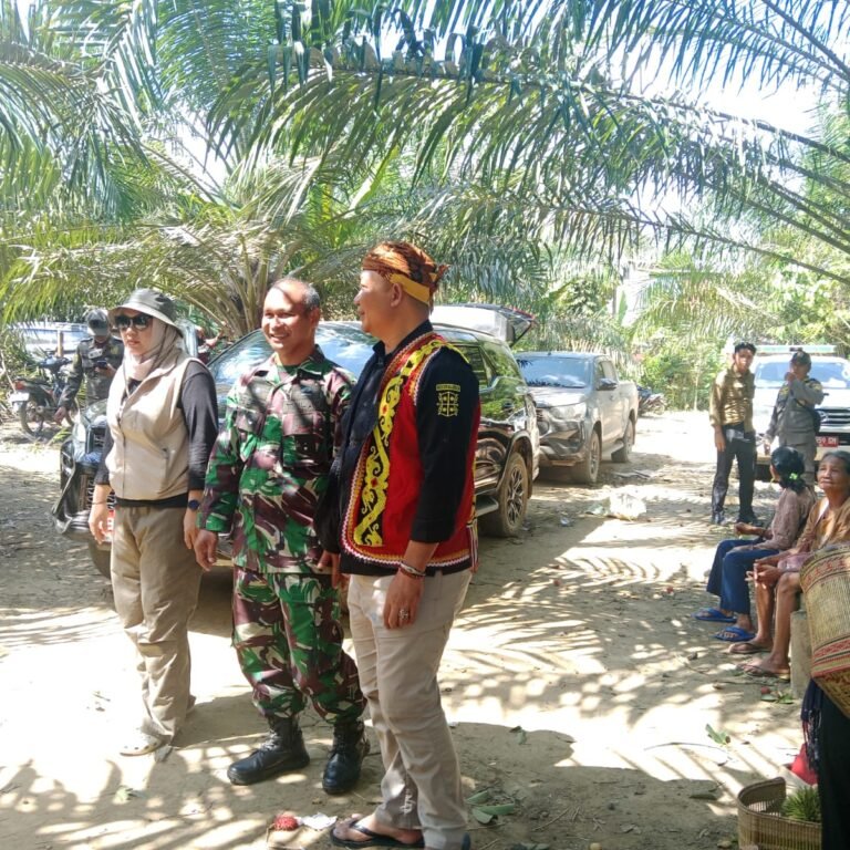 Pj. Danramil Jelai Hulu Dampingi Bupati Ketapang Hadiri Kegiatan Adat Menjangkap Buah