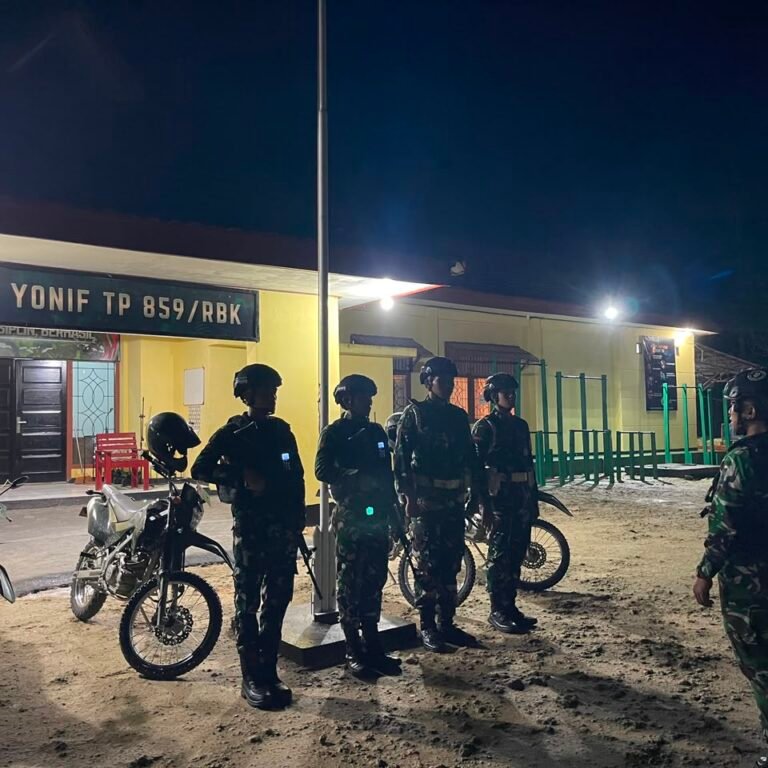 Patroli Keamanan Malam Yonif TP 859/RBK Ciptakan Situasi Kondusif di Kampung Wakre
