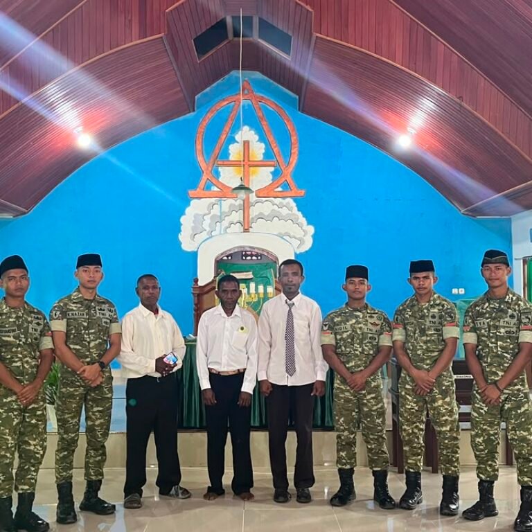 Perkuat Toleransi Antarumat Beragama, Prajurit Yonif TP 859/RBK Gelar Bakti Sosial di Gereja