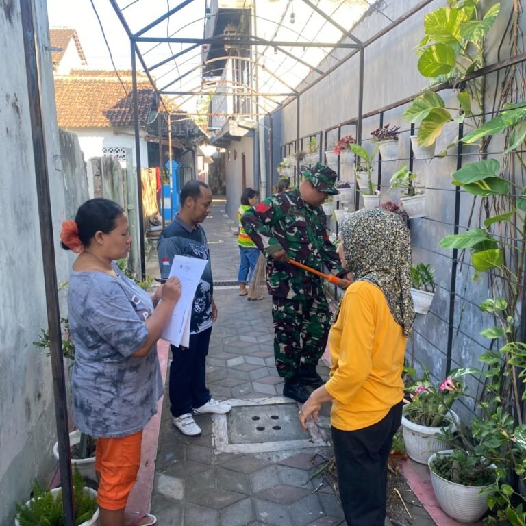 Lingkungan Jalan Melati Kini Lebih Bersih, Babinsa dan Warga Kompak Gelar Aksi Gotong Royong