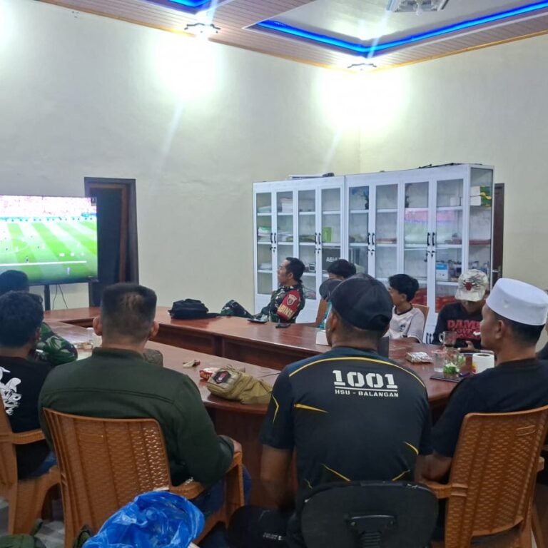 Kodim 1001/HSU-BLG Manfaatkan Nobar Piala Dunia untuk Perkuat Komunikasi Sosial dengan Warga