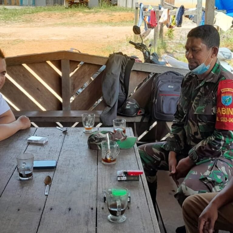 Pererat Silaturahmi, Babinsa Simpang Hulu Gelar Komsos Bersama Warga Desa Sekucing Labai
