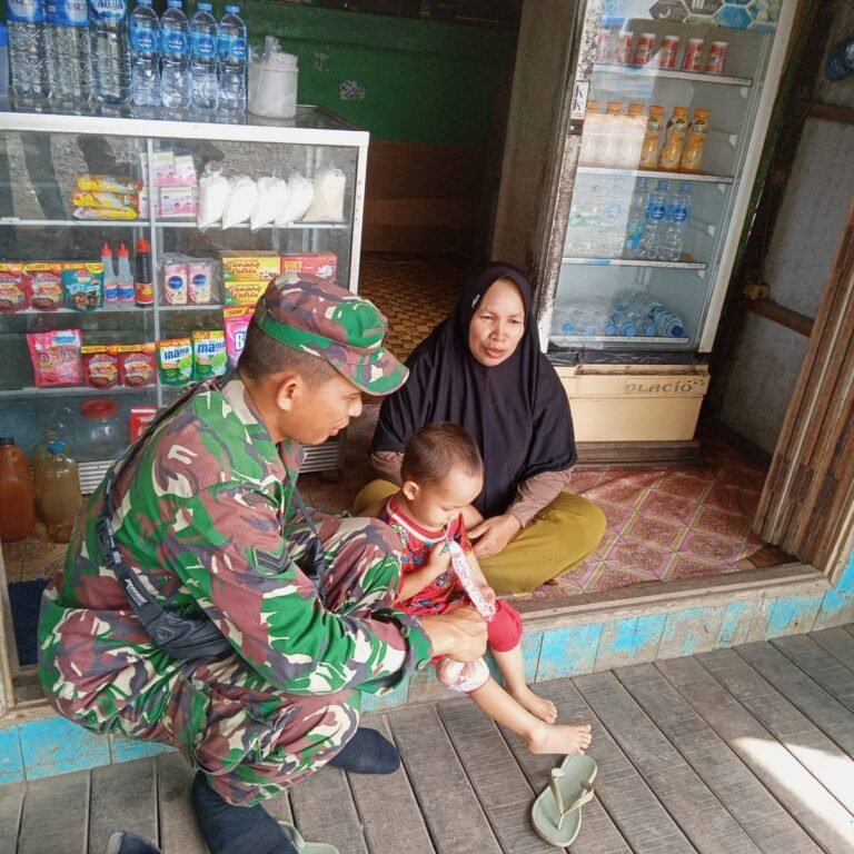 ‎Kodim 1005/Barito Kuala: Babinsa Serahkan Telur dan Susu untuk Abdul Muin