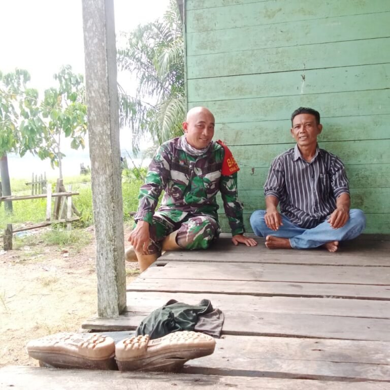 Pererat Silaturahmi, Babinsa Delta Pawan Serda Erliza Laksanakan Komsos dan Anjangsana ke Rumah Warga