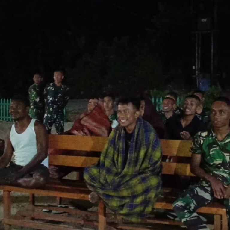 Nobar Piala Dunia 2026, Yonif TP 859/RBK Bangun Kebersamaan dengan Masyarakat Kampung Aminweri