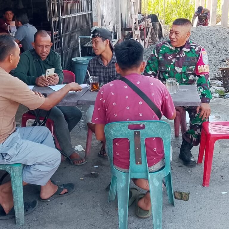 Babinsa Kodim 0114/Aceh Jaya Ajak Pekerja Sawit Jaga Keamanan dan Kondusivitas Wilayah