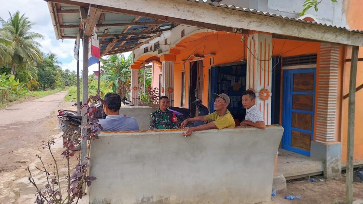 Babinsa Koramil 1203-15/Teluk Batang Pererat Silaturahmi Melalui Komsos Bersama Warga Desa Banyu Abang