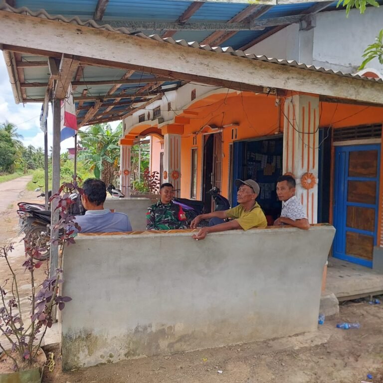 Babinsa Koramil 1203-15/Teluk Batang Pererat Silaturahmi Melalui Komsos Bersama Warga Desa Banyu Abang