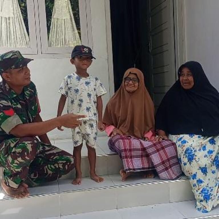 Babinsa Koramil 01/Jaya Tingkatkan Kebersamaan dengan Masyarakat Binaan