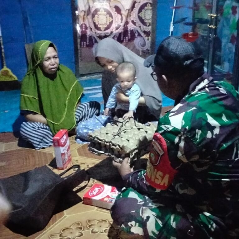 ‎Cegah Stunting, Babinsa Kodim 1005/Barito Kuala Salurkan Bantuan Gizi di Wilayah Anjir Pasar‎